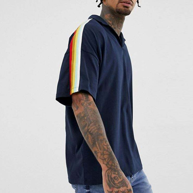 T-shirt personnalis&eacute; imprimant un polo Revere surdimensionn&eacute; avec du ruban adh&eacute;sif
