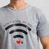 စိတ်ကြိုက် Wifi ပုံစံ ရိုက်နှိပ်ထားသော အမျိုးသားများ ဂရပ်ဖစ်တီရှပ်အင်္ကျီတို O Neck ပေါ့ပါးသော အမျိုးသား နွေရာသီ 180 Gsm တီရှပ်များ