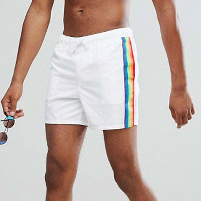 ผู้ผลิตชุดว่ายน้ำชายแบบกำหนดเอง Rainbow Side Tape กางเกงขาสั้นโพลีเอสเตอร์