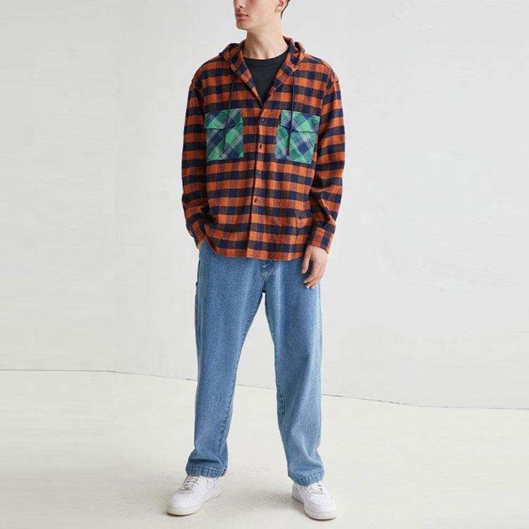 OEM-Hersteller, kundenspezifisches Herren-Hemd mit Kapuze, Baumwolle, Knopfleiste, kariertes Karomuster, lang&auml;rmlig und Brusttaschen