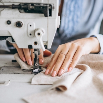 Fordele og ulemper ved at arbejde med lokale kontra overs&oslash;iske t&oslash;jproducenter