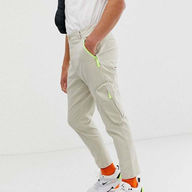 အဝါနုရောင်ရှိသော Tapered Cargo Pants များကို စိတ်ကြိုက်လက်ကား နီယွန်ဇစ်အိတ်များ