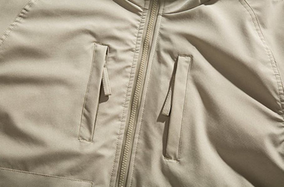 OEM ထုတ်လုပ်သူ စိတ်တိုင်းကျ အမျိုးသား ချည်သားအ၀တ်အစား အစိုင်အခဲ အရောင်သုံးဖက်မြင် အိတ်ကပ်အကြီးကြီး ၀တ်ထားသော ချည်အင်္ကျီ