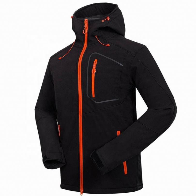 Les travailleurs en gros portent une veste softshell d'entreprise imperm&eacute;able &agrave; l'eau