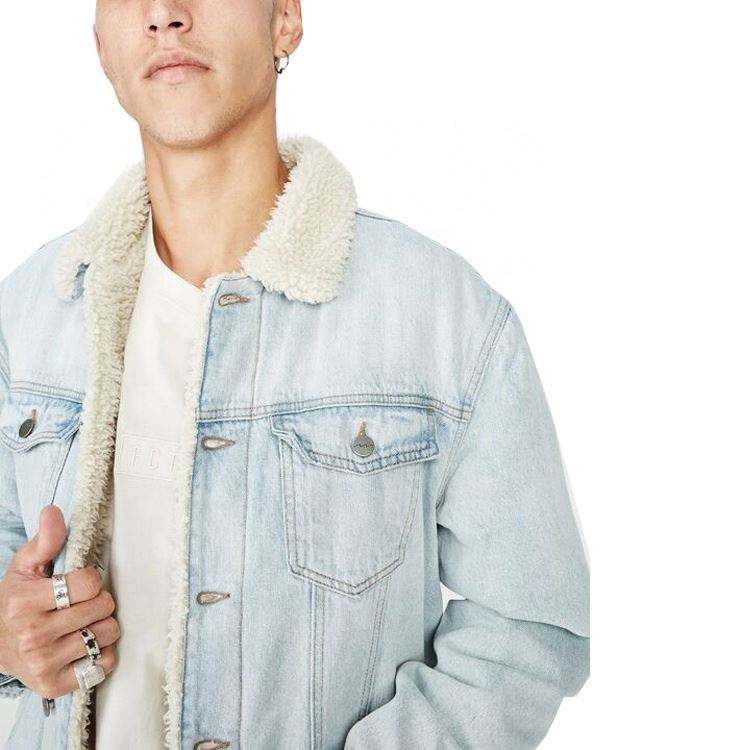 Bouton d'hiver bleu veste en jean veste en jean avec manteau &agrave; col en fourrure